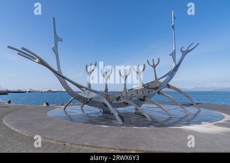 Reykjavik, Island - 10. Juli 2023: Die berühmte Statue der Sun Voyager entlang der Küste der Stadt Stockfoto