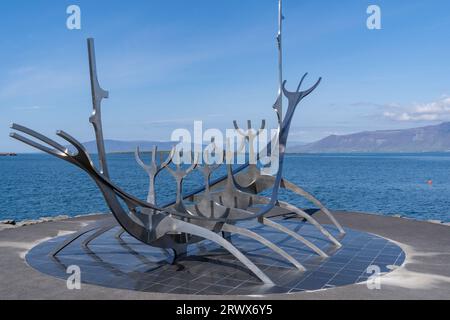 Reykjavik, Island - 10. Juli 2023: Die berühmte Statue der Sun Voyager entlang der Küste der Stadt Stockfoto