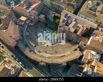 Aus nächster Nähe: Blick auf Catanias griechisch-römisches Theater. Sizilien, Italien. Drohne Sh Stockfoto