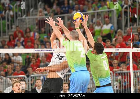 Moritz Karlitzek (Deutschland), Alen Pajenk, Dejan Vincic (Slowenien). Volleyball-Weltmeisterschaft 2022. Stockfoto