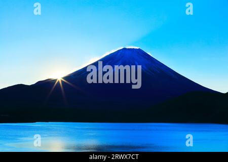 Der Sonnenaufgang über dem schneebedeckten Mt. Fuji vom Motosuko-See an Neujahr Stockfoto