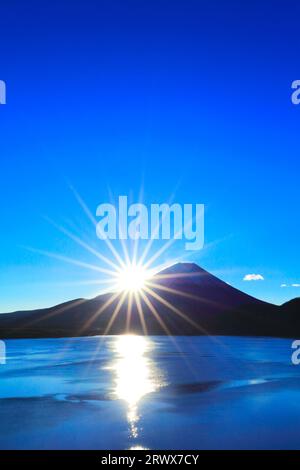 Der Sonnenaufgang über dem schneebedeckten Mt. Fuji vom Motosuko-See an Neujahr Stockfoto