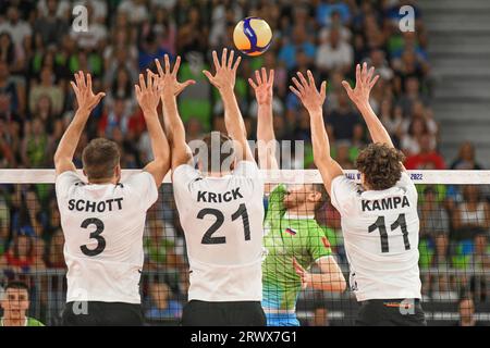 Ruben Schott, Tobias Krick, Lukas Kampa (Deutschland), Tine Urnaut (Slowenien). Volleyball-Weltmeisterschaft 2022. Stockfoto