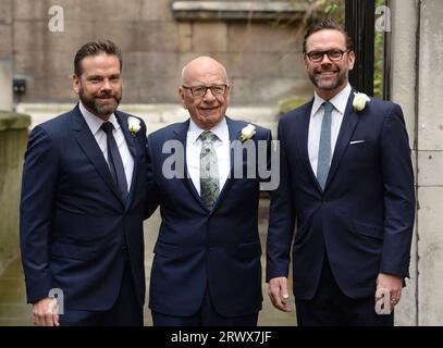 London, Großbritannien. März 2016. Datei Foto. Rupert Murdoch tritt als Chairman von Fox und Newscorp zurück. Sein Sohn Lachlan Murdoch übernimmt von ihm. Hier im Jahr 2016 gesehen Rupert Murdoch in Begleitung seiner Söhne James Murdoch und Lachlan Murdoch (links), die an der Rupert Murdoch und der Jerry Hall Hochzeitssegnung in der St Brides Church, Fleet St, London, teilnahmen. Copyright Doug Peters/EMPICS/Alamy Live News Stockfoto