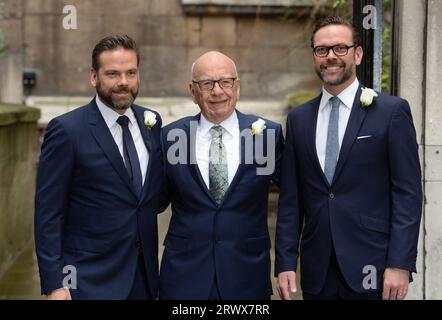 London, Großbritannien. März 2016. Datei Foto. Rupert Murdoch tritt als Chairman von Fox und Newscorp zurück. Sein Sohn Lachlan Murdoch übernimmt von ihm. Hier im Jahr 2016 gesehen Rupert Murdoch in Begleitung seiner Söhne James Murdoch und Lachlan Murdoch (links), die an der Rupert Murdoch und der Jerry Hall Hochzeitssegnung in der St Brides Church, Fleet St, London, teilnahmen. Copyright Doug Peters/EMPICS/Alamy Live News Stockfoto