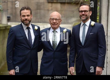 London, Großbritannien. März 2016. Datei Foto. Rupert Murdoch tritt als Chairman von Fox und Newscorp zurück. Sein Sohn Lachlan Murdoch übernimmt von ihm. Hier im Jahr 2016 gesehen Rupert Murdoch in Begleitung seiner Söhne James Murdoch und Lachlan Murdoch (links), die an der Rupert Murdoch und der Jerry Hall Hochzeitssegnung in der St Brides Church, Fleet St, London, teilnahmen. Copyright Doug Peters/EMPICS/Alamy Live News Stockfoto