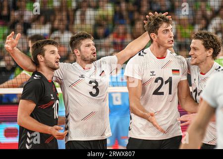 Tobias Krick, Lukas Kampa, Ruben Schott, Julian Zenger (Deutschland) feiern gegen Slowenien. Volleyball-Weltmeisterschaft 2022. Stockfoto