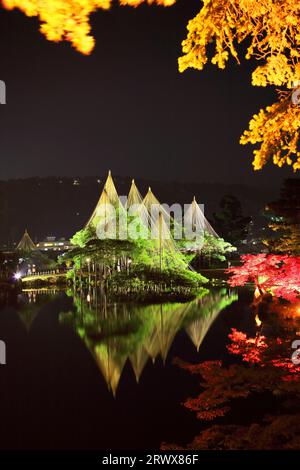 Herbstszene von Kenrokuen beleuchtet in Hokuriku-Kanazawa Stockfoto