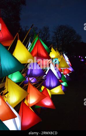 Bunte Laternen in der Nacht, die hell leuchten Stockfoto