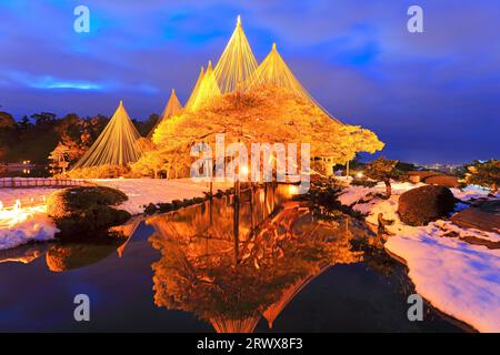 Kanazawa, Hokuriku-Kanazawa Kenrokuen erleuchtete im Winter Stockfoto