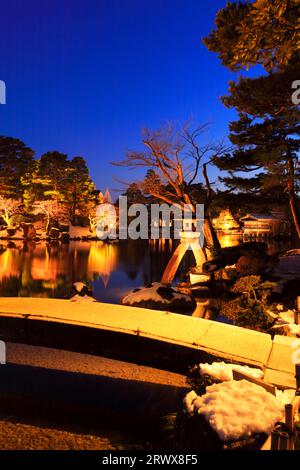 Kanazawa, Hokuriku-Kanazawa Kenrokuen erleuchtete im Winter Stockfoto