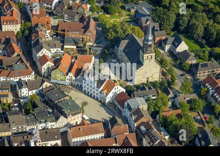 Luftaufnahme, Probsteikirche Sankt Stephanus, Marktplatz und historische Häuser, historisches Rathaus, Beckum, Münsterland, Nordrhein-Westfalen, Deutsch Stockfoto