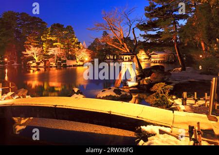 Hokuriku Kanazawa, Kenrokuen, erleuchtete im Schnee, Winter Stockfoto