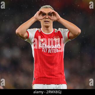 London, Großbritannien. September 2023 - Arsenal gegen PSV Eindhoven - Champions League - Emirates Stadium. Arsenals Leandro Trossard feiert sein Tor im Champions-League-Spiel in den Emiraten. Bildnachweis: Mark Pain / Alamy Live News Stockfoto