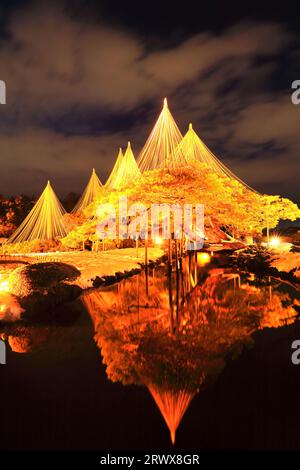 Kanazawa, Hokuriku-Kanazawa Kenrokuen erleuchtete im Winter Stockfoto