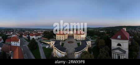 Luftaufnahme des Schlosses in der Stadt Slavkov u Brna in der Tschechischen Republik - Sonnenaufgang Stockfoto