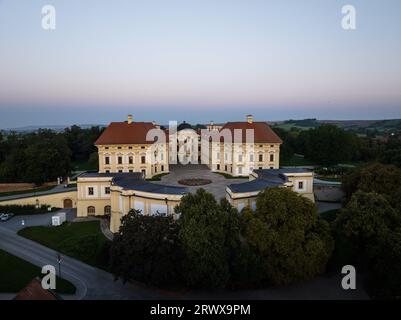 Luftaufnahme des Schlosses in der Stadt Slavkov u Brna in der Tschechischen Republik - Sonnenaufgang Stockfoto