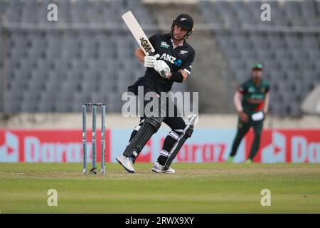 New Zealand Batter will Young während des 1. ODI-Spiels von Bangladesch und Neuseeland in drei Spielreihen im Sher-e-Bangla National Cricket Stadium in M Stockfoto