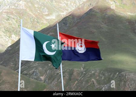 Flaggen fliegen im Kaghan-Tal von Khyber Pakhtunkhwa Stockfoto