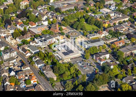 Luftaufnahme, Stadtzentrum, evang. Christuskirche und Senioren wohnen in Christuskirche, Edeka Supermarkt, Rathaus Neubeckum, Neubeckum, Beckum, Münste Stockfoto