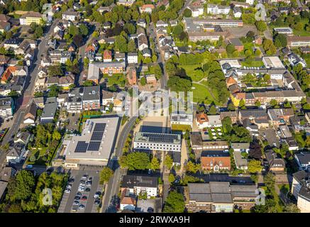 Luftaufnahme, Stadtzentrum, evang. Christuskirche und Senioren wohnen in Christuskirche, Edeka Supermarkt, Rathaus Neubeckum, Neubeckum, Beckum, Münste Stockfoto