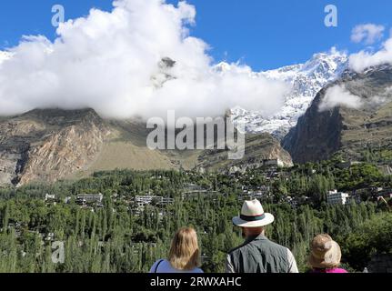 Touristen, die in Richtung Ultar SAR über Baltit Fort in Hunza schauen Stockfoto