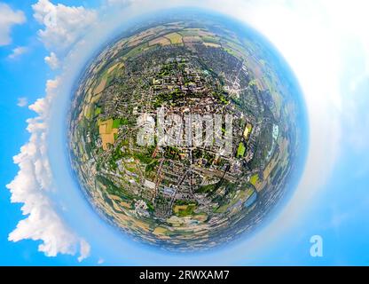 Luftaufnahme, Stadtansicht Beckum-Mitte mit Stadtzentrum und Wallstraßen, Wolken, Kugel, Fischaugenaufnahme, 360-Grad-Aufnahme, winzige Welt, Beckum, Münsterland, N Stockfoto