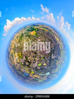 Luftaufnahme, Stadtansicht Beckum-Mitte mit Stadtzentrum und Wallstraßen, Wolken, Kugel, Fischaugenaufnahme, 360-Grad-Aufnahme, winzige Welt, Beckum, Münsterland, N Stockfoto