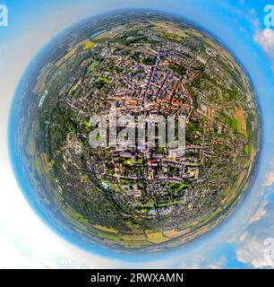 Luftaufnahme, Stadtblick Beckum-Mitte, Stadtzentrum und Wallstraßen, Marktplatz und St. Stephanus Kirche, Westpark und Grünstreifen an der Werse, Stockfoto