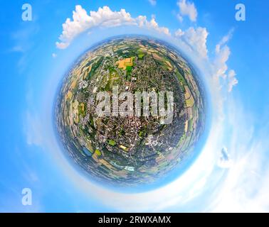 Luftaufnahme, Stadtansicht Beckum-Mitte mit Stadtzentrum und Wallstraßen, Wolken, Kugel, Fischaugenaufnahme, 360-Grad-Aufnahme, winzige Welt, Beckum, Münsterland, N Stockfoto