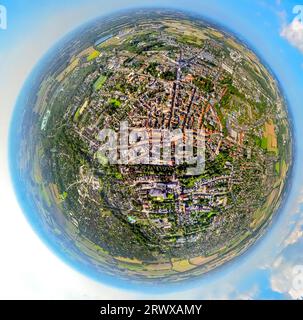 Luftaufnahme, Stadtblick Beckum-Mitte, Stadtzentrum und Wallstraßen, Marktplatz und St. Stephanus Kirche, Westpark und Grünstreifen an der Werse, Stockfoto