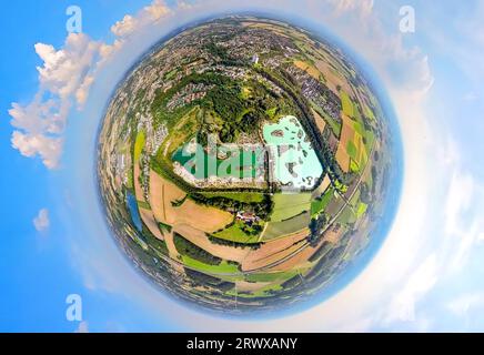 Luftaufnahme, Blaue Lagune Dyckerhoffsee, Naturschutzgebiet und türkisfarbenes Wasser, WerseRadweg, Kugel, Fischaugenaufnahme, 360-Grad-Aufnahme, winzige Welt, Beckum, Mün Stockfoto