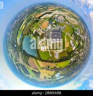 Luftansicht, Tuttenbrocksee, TwinCable Beckum Wasserskianlage im See, oberer Brede Industriepark, Kugel, Fisheye Shot, 360 Grad Shot, winzig Stockfoto