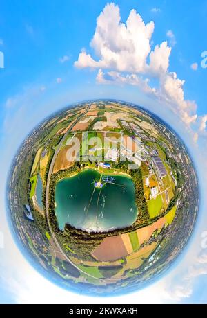 Luftansicht, Tuttenbrocksee, TwinCable Beckum Wasserskianlage im See, oberer Brede Industriepark, Kugel, Fisheye Shot, 360 Grad Shot, winzig Stockfoto