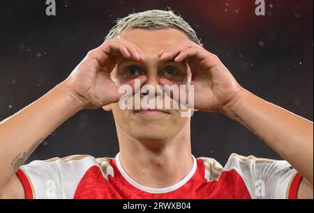 London, Großbritannien. September 2023 - Arsenal gegen PSV Eindhoven - Champions League - Emirates Stadium. Arsenals Leandro Trossard feiert sein Tor im Champions-League-Spiel in den Emiraten. Bildnachweis: Mark Pain / Alamy Live News Stockfoto