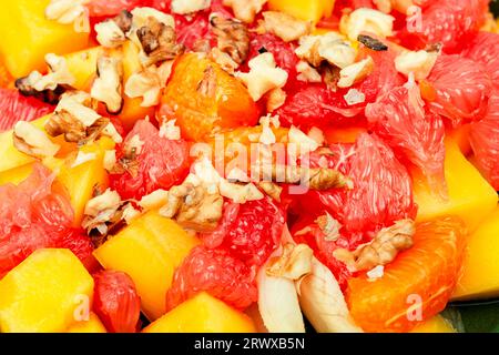 Köstlicher Vitaminsalat mit Grapefruit, Mango, Walnüssen und Zichorie. Schließen Stockfoto