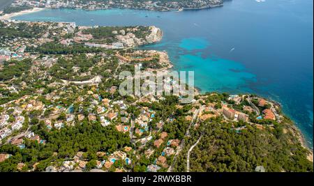 Luftblick, Dorfblick mit Club Monte de Oro Wohnkomplex und Valle Doroado Wohnkomplex, Bucht und Strand Platja Cala Blanca und Bucht A Stockfoto