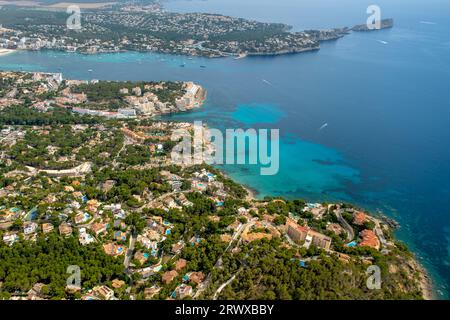 Luftblick, Dorfblick mit Club Monte de Oro Wohnkomplex und Valle Doroado Wohnkomplex, Bucht und Strand Platja Cala Blanca und Bucht A Stockfoto