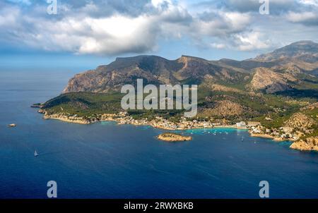 Blick aus der Luft, Platja de Sant Elm Bucht und Strand, La Illa Pantalleu Insel, Serra de Tramuntana Berge, Sant Elm, Andratx, Balearen, Mallorca, Stockfoto