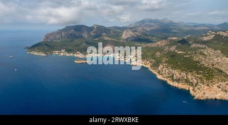 Blick aus der Luft, Platja de Sant Elm Bucht und Strand, La Illa Pantalleu Insel, Serra de Tramuntana Berge, Sant Elm, Andratx, Balearen, Mallorca, Stockfoto