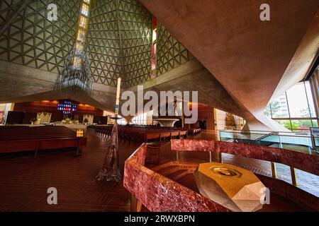 Nahaufnahme des Marmortaufbrunnen mit Innenansicht der Kathedrale der Heiligen Maria von der Himmelfahrt Stockfoto