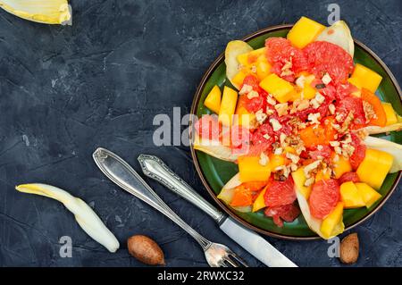 Frischer Vitaminsalat aus Grapefruit, Mango und Zichorie. Speicherplatz kopieren Stockfoto