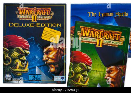 Warcraft II Tides of Darkness Deluxe-Computerspiel mit Warcraft II Beyond the Dark Portal Book & The Human Spells Book auf weißem Hintergrund Stockfoto