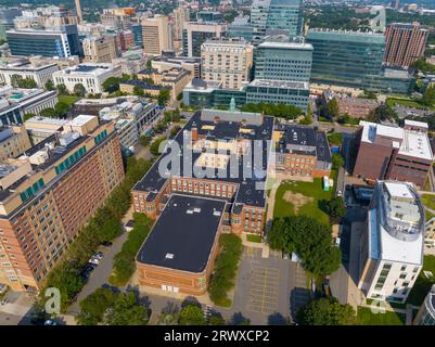 Boston Latin School BLS Main Building Luftaufnahme im Medical and Academic Area von Longwood in Boston, Massachusetts, USA. Stockfoto