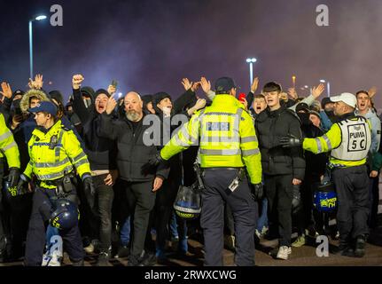 Die Polizei und die Polizeieinheiten waren in Kraft, um die gegnerischen Fans getrennt zu halten, als sie im Amex Stadium vor dem Premier-Fußballliga-Spiel Brighton und Hove Albion und Crystal Palace am 15. März 2023 ankommen Stockfoto