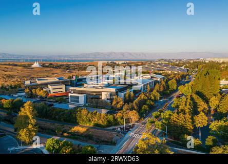 MOUNTAIN VIEW, CA - 29. AUGUST 2022: Googleplex - die Bürogebäude des Google Headquarters aus der Luft. Stockfoto