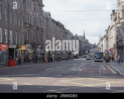 ABERDEEN, Großbritannien - 14. SEPTEMBER 2023: People in Union Street Stockfoto