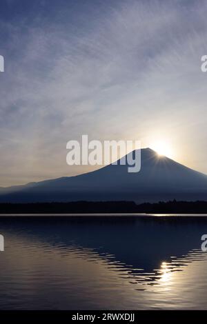 Der Sonnenaufgang vom Mt. Fuji vom Tanuki-See aus gesehen Stockfoto