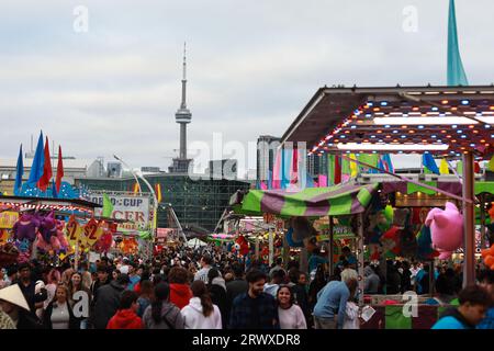 Die Besucher besuchen die Canadian National Exhibition am Exhibition Place in Toronto, Ontario, Kanada am 30. August 2023. Die Canadian National Exhibition findet vom 18. August bis zum 4. September 2023 am Exhibition Place in Toronto statt. Es ist seit 1879 eine Tradition am Ende des Sommers. Stockfoto