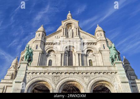 Der Haupteingang der Basilika Sacré-Coeur in Montmartre, Paris mit den Bronzestatuen von Jeanne d'Arc und Louis IX. Auf beiden Seiten Stockfoto